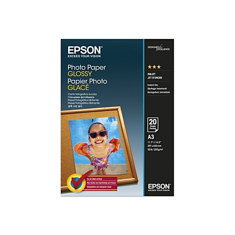 Epson Hochglanz-Fotopapier A3, 20 Blatt, mit einem Foto eines fröhlichen Kindes mit Schwimmflügeln auf einer Pinnwand.