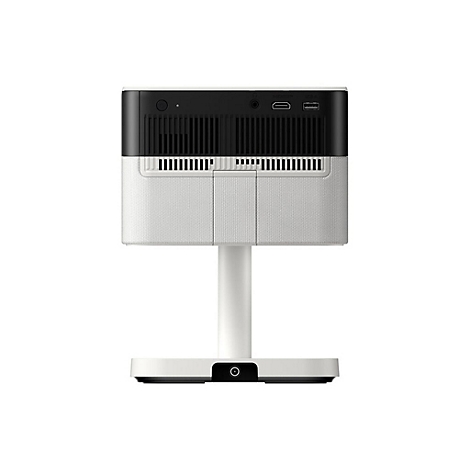 Projektor in Weiß und Schwarz auf weißem Ständer. Obere schwarze Lüftungsöffnungen, seitlich Anschlüsse, untere weiße Lautsprecher