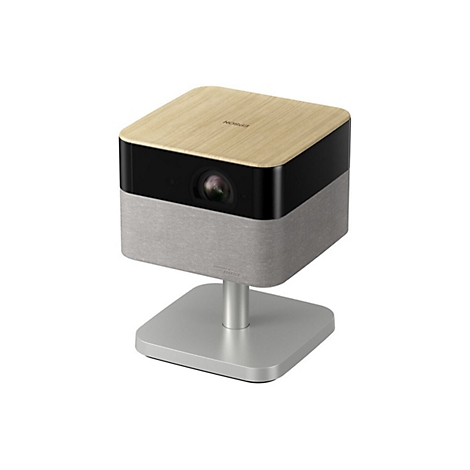 Würfelförmiger Beamer mit Holzoptik-Deckel und grauem Stoff-Ummantelung, auf einem silbernen Ständer.