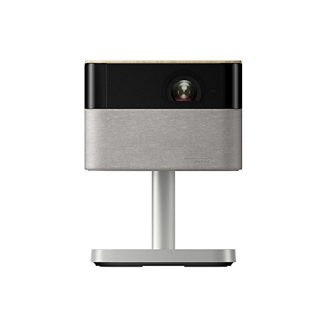 Projektor mit Stoffverkleidung und Metallfuß, vor weißem Hintergrund. Oben schwarz, darunter grau und silberner Fuß.