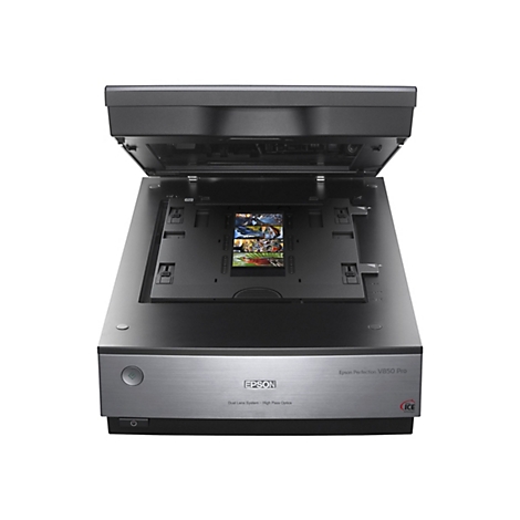 Ein Epson-Scanner, geÃ¶ffnet. Die Scan-OberflÃ¤che zeigt Dias, der Deckel ist angehoben.