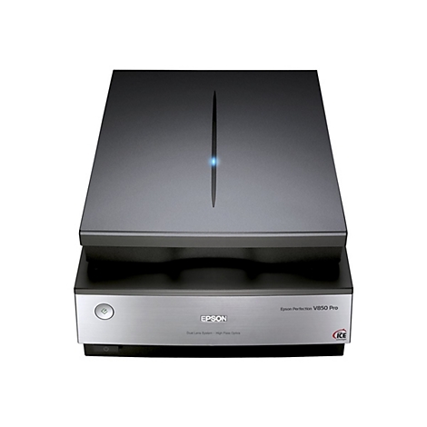 Ein Epson Perfection V850 Pro Scanner. Schwarzes Oberteil, silberne Unterseite. Blaue Linie und LED.