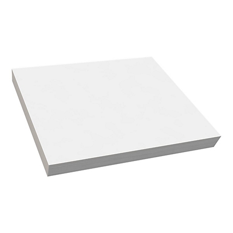 Ein quadratischer Stapel weißes Papier vor weißem Hintergrund.