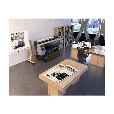 Büro mit Epson-Drucker, Schreibtisch, Büchern, Zeitschriften, Whiteboard und großem Fenster mit Ausblick.