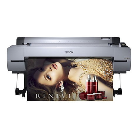 Epson Großformatdrucker gibt ein Werbeplakat mit einer Frau und Kosmetikprodukten der Marke Rinivi aus.