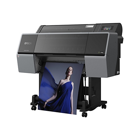 Epson SureColor P7500 Großformatdrucker auf einem Standfuß, der ein Foto einer Frau in einem blauen Kleid druckt.