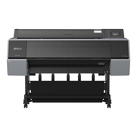 Großer, grauer Drucker Epson SureColor P9500 mit geöffnetem Papierausgabefach und Bedienfeld. Der Drucker steht auf einem weißen Hintergrund.