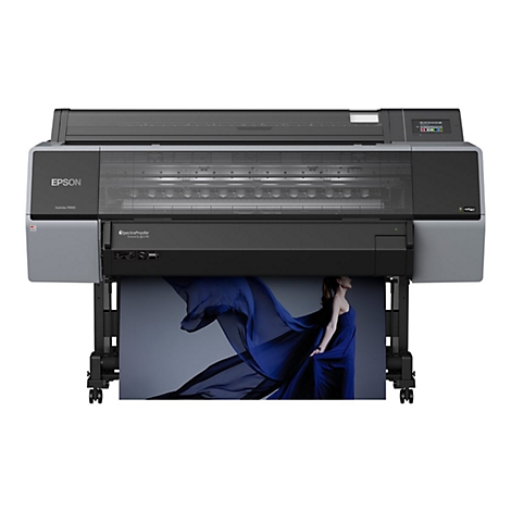 Großer Drucker der Marke Epson SureColor P9500, darunter eine Frau in einem blauen Kleid.