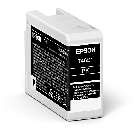 Schwarze Epson Druckerpatrone, Beschriftung: Photo Black, T46S1, PK, Haltbarkeitsdatum. Hinweise auf Englisch, Französisch, Deutsch, Italienisch, Spanisch und Portugiesisch.