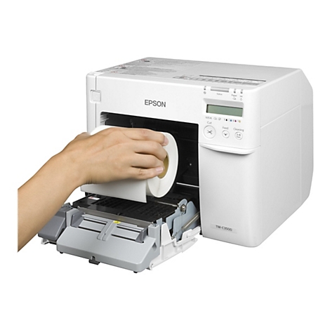 Person legt eine Papierrolle in einen weiÃŸen Epson-Drucker ein. Der Drucker hat eine offene Klappe.