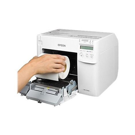 Person legt Papierrolle in einen weiÃŸen Drucker ein. Auf dem Drucker steht EPSON. Ein Display und KnÃ¶pfe sind sichtbar.
