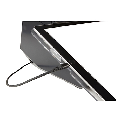 Nahaufnahme eines Tablets, das über ein schwarzes Kabel aufgeladen wird. Das Tablet hat einen schwarzen Rahmen und einen weißen Bildschirm.