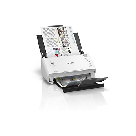 Ein weißer Epson DS-410 Scanner scannt ein Dokument. Die Papiere werden vom Scanner ausgeworfen, auf denen Text und Grafiken zu sehen sind.