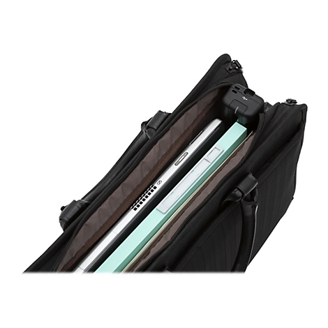 Schwarze Aktentasche mit Inhalt, darunter ein Laptop, Ordner und Ladegerät. Alles vor weißem Hintergrund.