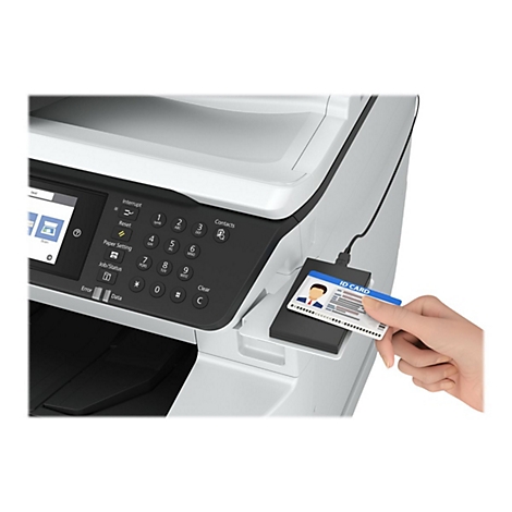 Hand hält einen Ausweis an ein Kartenlesegerät an einem modernen Drucker Bedienfeld.