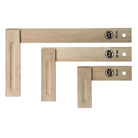 Trois équerres en bois de différentes tailles, couchées. Sur le côté horizontal figurent des indications de longueur et un logo imprimé.