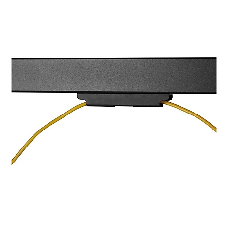 Nahaufnahme eines schwarzen Metallteils mit gelben Kabeln, die hindurchführen.