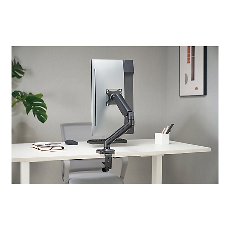 Ein Monitor mit Monitorhalterung, auf einem weiÃŸen Schreibtisch. Im Hintergrund graue Wand und Stuhl.