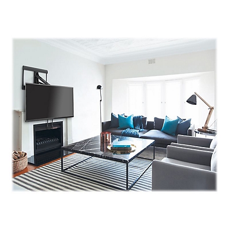 Wohnzimmer mit Wand-TV, Kamin und Sofa. Schwarzer Couchtisch und gestreifter Teppich.