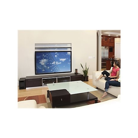 Ein Wohnzimmer mit TV-MÃ¶beln, Couch, zwei Frauen. Auf dem Fernseher ist ein blauer Himmel zu sehen.