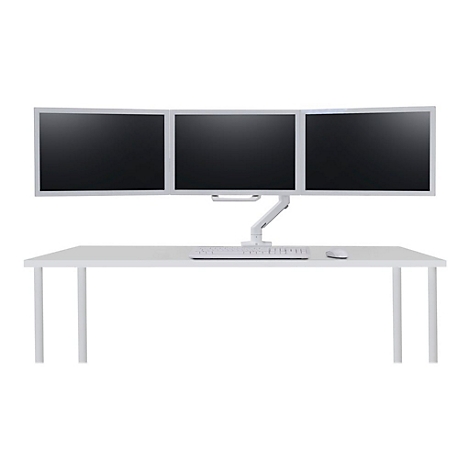 Drei Monitore über einem weißen Schreibtisch mit Tastatur und Maus. Alles vor weißem Hintergrund.