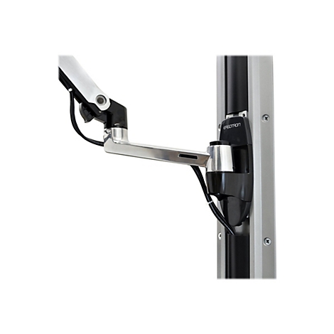 Nahaufnahme eines silbernen Monitorarms, montiert an einer grauen Säule. Schwarze Kabel und das Logo 'Ergotron' sind zu sehen.