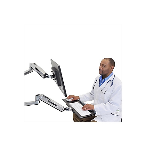 Ein Arzt sitzt vor einem Computer, der auf einem Monitorarm befestigt ist. Der Monitor und die Tastatur sind auf Arme montiert, die es dem Arzt ermÃ¶glichen, die HÃ¶he und Position anzupassen.