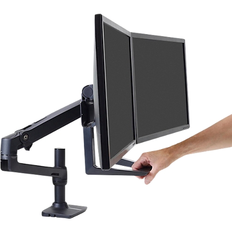 Doppelmonitor-Halterung. Eine Hand hält den Rahmen fest. Schwarze Monitore und Halterung.