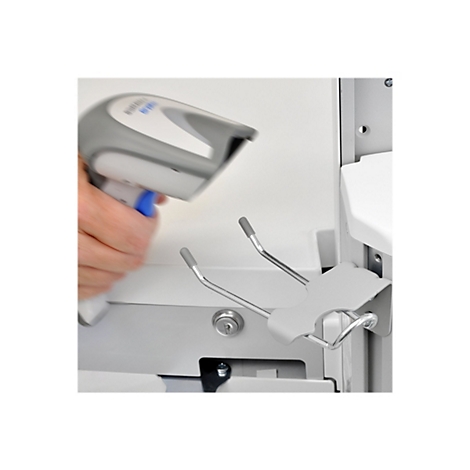 Nahaufnahme: Person scannt mit grauen Barcode-Scanner einen Halter für Hygieneartikel. Graue Metallhalterung und Halterung für Scanner sind im Fokus.
