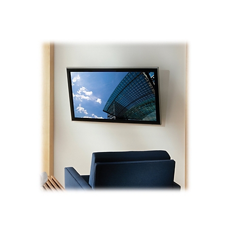 Ein Flachbildfernseher hängt an einer weißen Wand über einem blauen Sessel.