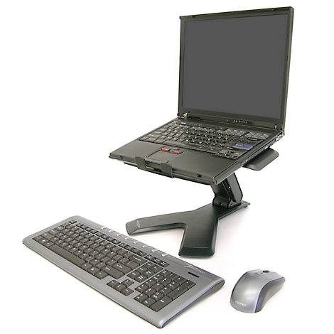 Schwarzer Laptop auf Ständer, Tastatur und Maus vor weissem Hintergrund.