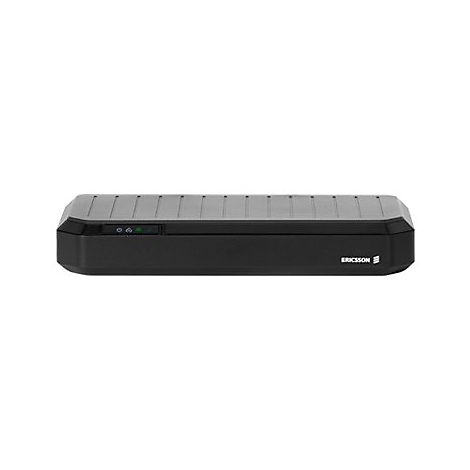 Schwarze, rechteckige Set-Top-Box mit dem Ericsson-Logo. Oben befinden sich schmale, parallele Rillen.