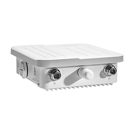 Weißes, flaches Outdoor-WLAN-Gerät mit zwei metallischen Antennenanschlüssen vor neutralem Hintergrund.