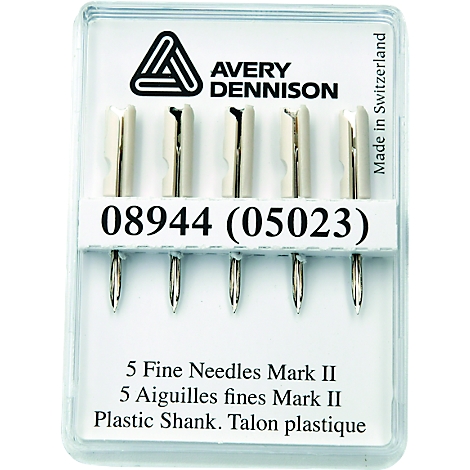 Fünf feine Nadeln in einem transparenten Kunststoffgehäuse. Aufschrift: Avery Dennison, 08944, 5 Fine Needles, Plastic Shank. Hergestellt in der Schweiz.