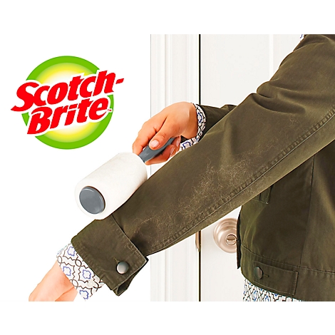Person reinigt mit einer Fusselrolle die Ärmel einer Jacke. Logo Scotch-Brite im Hintergrund.