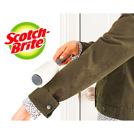 Eine Person reinigt eine Jacke mit einer Scotch-Brite-Fusselrolle. Logo in der Ecke.