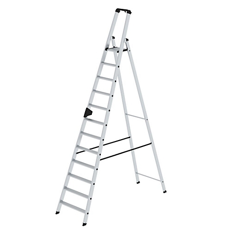 Une échelle pliante en aluminium avec barre et poignées de sécurité noires sur fond blanc.