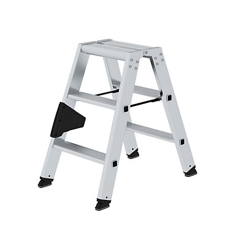 Escabeau pliant en métal argenté avec protection de pied noire, sur fond blanc.