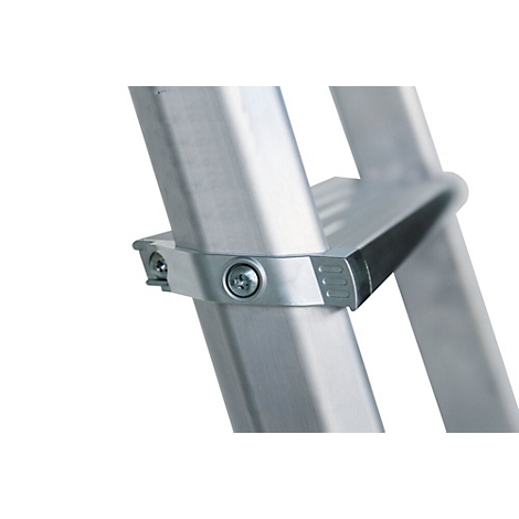 Gros plan d'une échelle en aluminium argenté. Les marches et les connexions sont visibles.