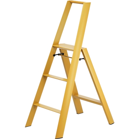 Escabeau jaune avec trois marches et une poignée, sur fond blanc.