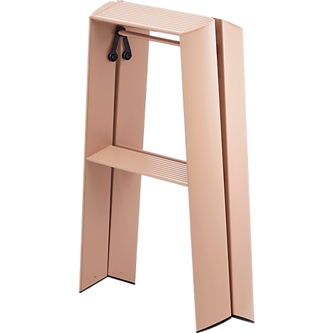 Échelle beige avec tringle à vêtements et étagère. Structure ouverte, design minimaliste.