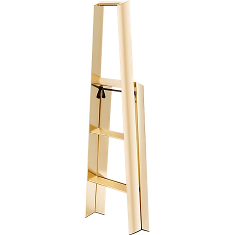 Une échelle escamotable dorée et élégante, appuyée contre un mur blanc. Elle comporte trois marches et un design angulaire.