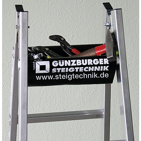 Bac à outils avec marteau, pince et clé sur une échelle. L'impression noire affiche « Günzburger Steigtechnik » et le site Web.