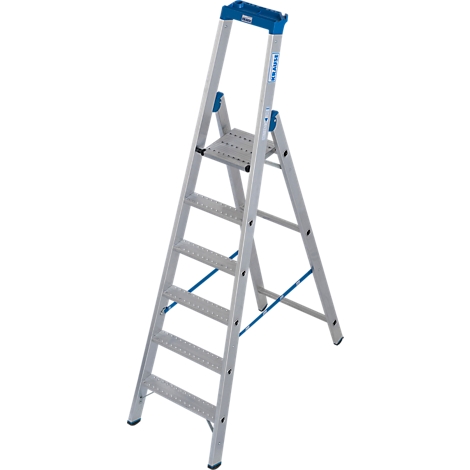 Un escabeau argenté avec des accents bleus se dresse sur un fond blanc. En haut se trouve un support bleu avec l'inscription "KRAUSE".