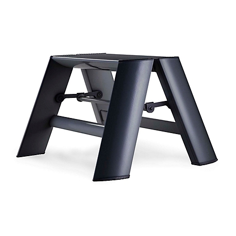 Un tabouret noir avec des pieds en forme de A et un marchepied rectangulaire.