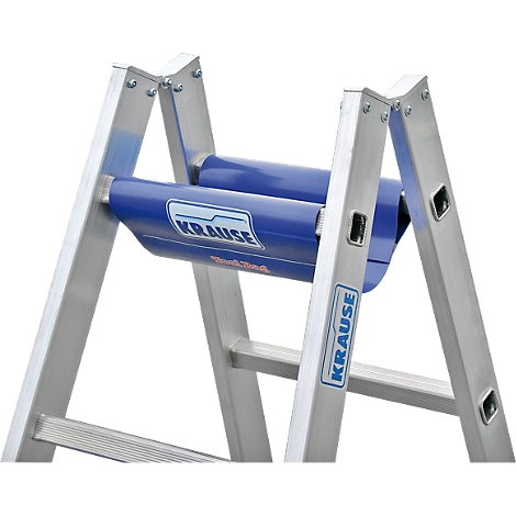 Primer plano de una escalera plateada con un rodillo azul Krause; logo visible.