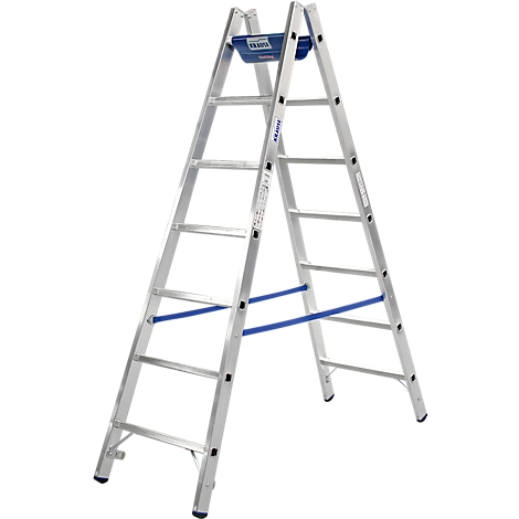 Una escalera plateada, con barras de soporte azules y una bandeja de almacenamiento azul. Hay letras en la bandeja.