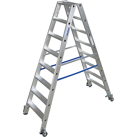 Una escalera doble de aluminio plateado. Los puntales azules estabilizan la escalera. Las ruedas están fijadas a los pies.