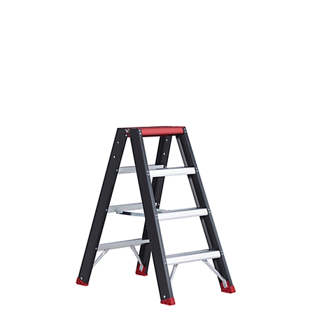 Una escalera negra y plateada con un peldaño superior rojo aislada sobre un fondo blanco.