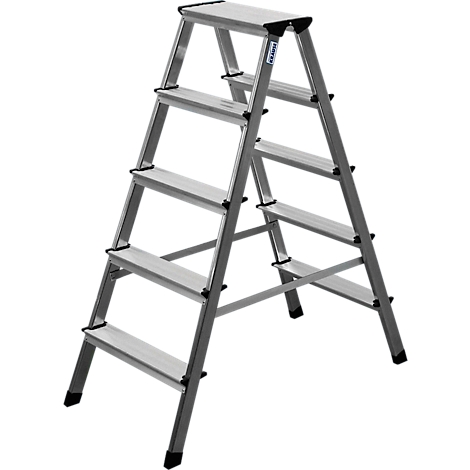 Una escalera de aluminio plateado con 5 escalones, sobre un fondo blanco.